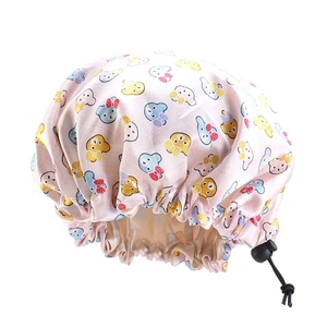 Detail der rosa Satin-Schlafmütze für Babys mit Bärenprint und verstellbarem Kordelzug