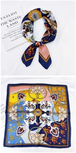 Détail d'un foulard carré en soie aux motifs floraux vintage, noué et posé à plat