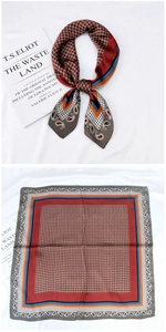 Détail d'un carré de soie avec motifs paisley et patchwork vintage en marine et bordeaux