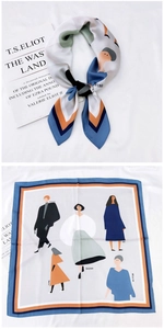 Vue détaillée d'un foulard carré en soie avec imprimés d'art et bordure colorée
