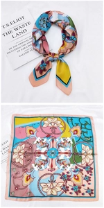 Vue détaillée d'un foulard carré en satin avec imprimés floraux vintage et graphiques