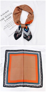 Détail d'un foulard carré en soie avec motifs paisley et pois sur fond blanc élégant