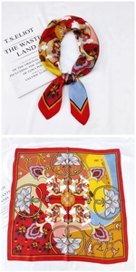 Détail d'un carré de soie d'art Dunhuang avec motifs d'apsaras volantes et décors floraux