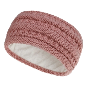 Détail du bandeau d'hiver tricoté rose avec doublure en polaire blanche douce