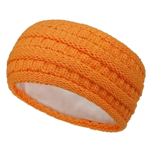 Détail d'un bandeau en tricot orange avec motif texturé et doublure polaire chaude