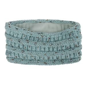 Détail d'un bandeau en maille bleu clair avec touches colorées et doublure polaire douce