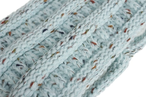 Gros plan sur bandeau en tricot bleu clair avec mouchetures colorées et texture douce