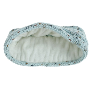 Détail du bandeau tricoté bleu clair montrant la doublure polaire blanche pour l'hiver