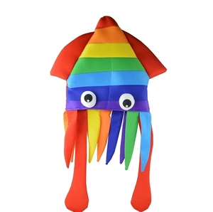Detail van de kleurrijke pluche inktvishoed met regenboogstrepen en grote ogen