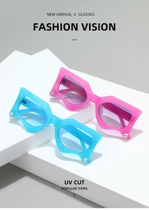 Dettaglio di strass scintillanti su occhiali da sole geometrici rosa e blu UV cut