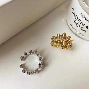 Polsini per orecchie dal design ondulato in oro e argento con zirconi scintillanti