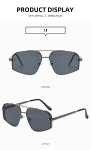 Détail de lunettes soleil à double pont gunmetal avec branches texturées et verres foncés