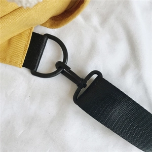 Détail du sac en toile jaune avec sangle en nylon noir et crochet pivotant robuste