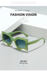 Dettaglio occhiali da sole geometrici verde gelatina con lenti sfumate blu e strass