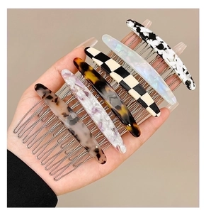 Set di sei pettini per capelli in acetato con motivi tartarugati e marmorei per acconciature