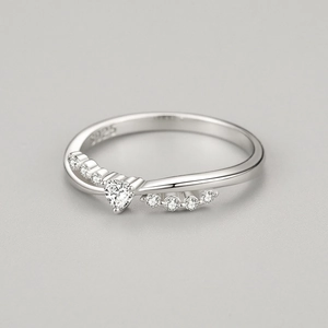 Elegant S925 sterling silver ring with a heart-shaped diamond and crossover design