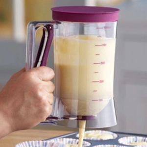 Handheld 900ml batter dispenser with measurement scales for easy cupcake baking