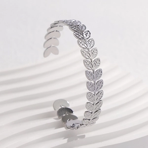 Brazalete ajustable de acero inoxidable con forma de hoja en acabado plateado