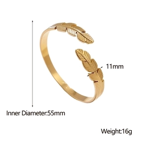 Detailansicht goldener Federarmreif mit 55mm Innendurchmesser und 11mm Breite