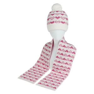 Détail d'un ensemble bonnet et écharpe en tricot blanc avec motifs cœurs roses
