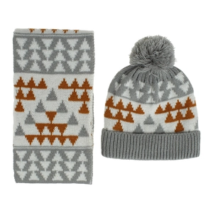 Détail du bonnet et de l'écharpe en tricot pour enfants avec motif jacquard rétro