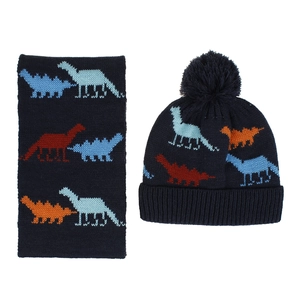 Détail d'un ensemble bonnet et écharpe en tricot bleu marine pour enfants motif dinosaure