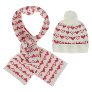 Détail de l'ensemble bonnet et écharpe tricotés pour bébé avec motifs cœurs rouges