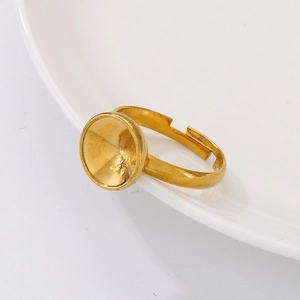 Close-up of golden adjustable stainless steel ring base on a white ceramic plate