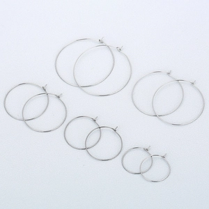 Dettaglio di cinque diverse dimensioni di orecchini a cerchio in argento minimalista