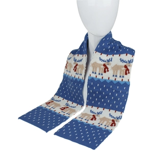 Détail d'une écharpe d'hiver en tricot avec base bleu marine et motif jacquard de renne
