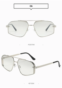 Détails des lunettes géométriques argentées avec double pont et monture en métal texturé