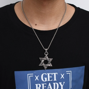 Collier pour homme avec pendentif étoile à six branches évidée en acier inoxydable