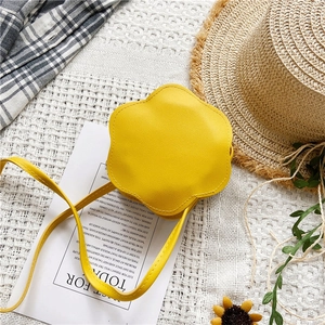 Sac à bandoulière mignon pour enfants en forme de fleur jaune sur fond de tricot blanc