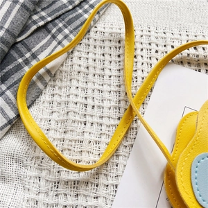 Détail de la couture en cuir et de la bandoulière jaune de ce sac à fleurs mignon