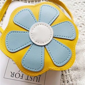 Détail du sac bandoulière enfant en forme de fleur en similicuir jaune et bleu