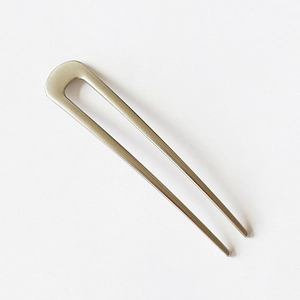 Épingle à cheveux minimaliste en U argentée en métal brossé pour chignons élégants