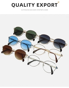 Plusieurs lunettes de soleil rondes en métal avec branches ondulées et strass