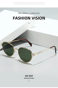 Détail de lunettes de soleil en métal doré avec verres verts et strass au charnière