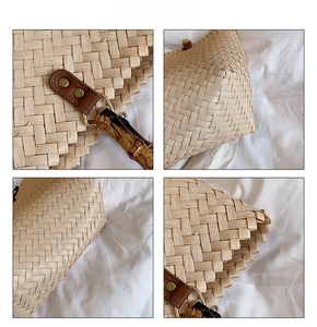 Détails de fabrication du sac en paille avec poignée en bambou et rivets métalliques