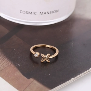 Anello a stella dorato minimalista con zirconi e design a croce a X aperto