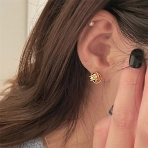 Elegantes pendientes de nudo retorcido dorado en plata S925 para un estilo vintage suave