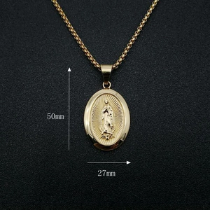 Dettagli del ciondolo della Vergine Maria placcato oro con misure 50mm per 27mm