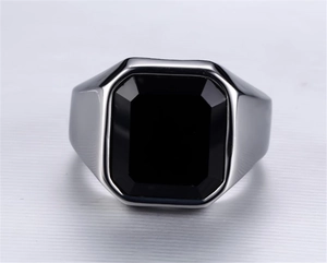 Dettaglio dell'anello d'argento con una grande gemma nera rettangolare e finitura a specchio