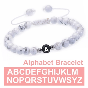 Bracelet alphabet en turquoise blanche 6mm avec cordon réglable et perle de lettre A