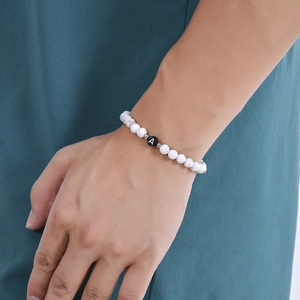 Bracelet ajustable en perles de turquoise blanche 6mm avec breloque lettre A