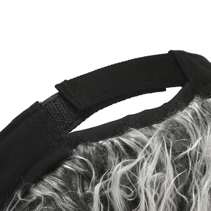 Détail de la sangle velcro réglable sur bonnet docker noir avec texture de cheveux gris