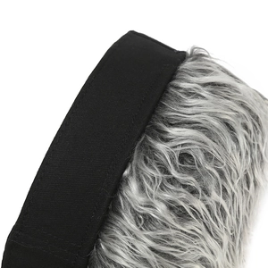 Détail de perruque synthétique gris argenté cousue sur un bonnet docker en coton noir