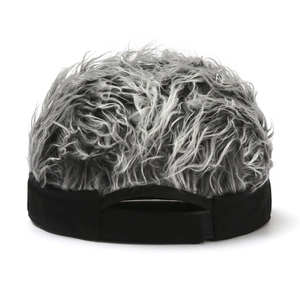 Bonnet docker avec perruque rétro, sangle réglable et cheveux synthétiques bouclés gris