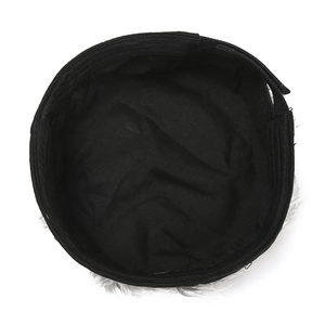 Détail de la doublure en tissu noir et de la fourrure grise à l'intérieur du bonnet