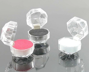 Detailansicht transparenter Ringboxen in Diamantenform mit weichen Schaumstoffeinsätzen
